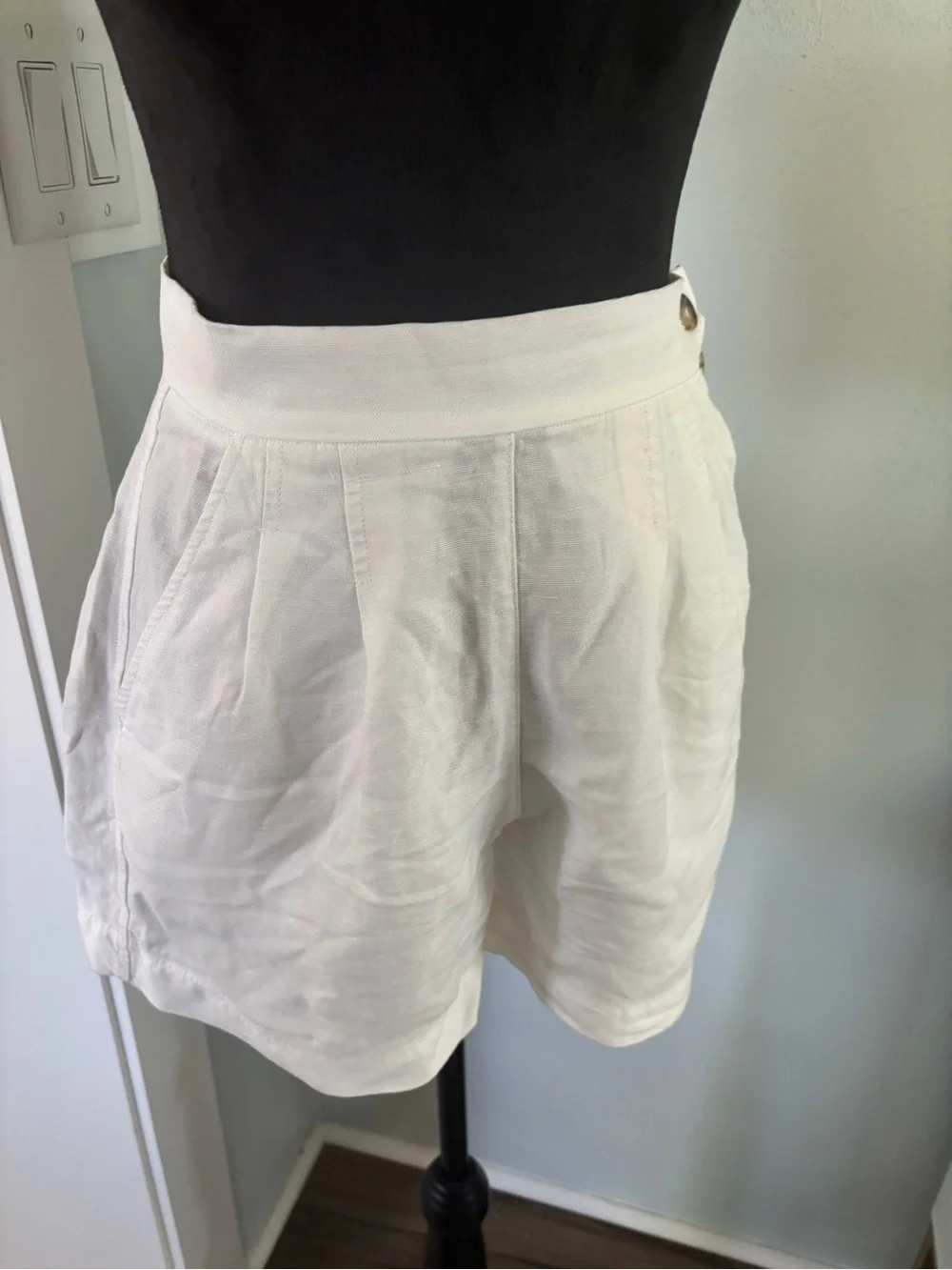 Wilfred Aritzia White High-Waist Pleated Linen-Blend Shorts size 0
